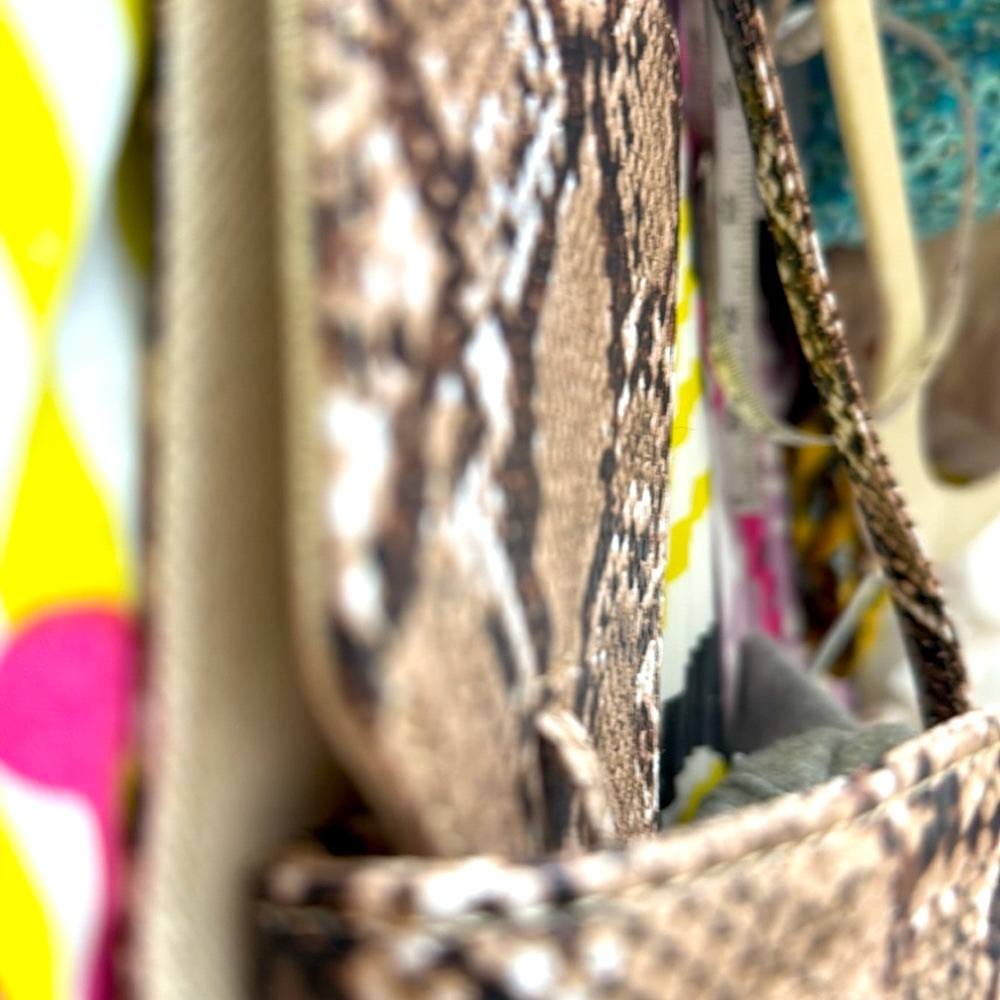 Adjustable Strap, Billfold Like Design, Thin - image 4